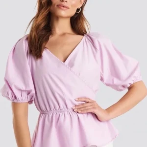 NA-KD blus  - Superfin blus från NAKD i storlek 36, nyskick. Endast använd en gång. 