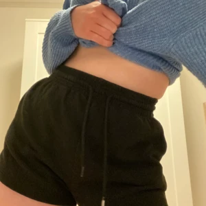 Svarta mjukisshorts - Superskönt mjukisshorts med resår! Perfekta att sova i eller bara chilla i!! Har två likadana par, 100 kr för båda eller 60 kr styck 🖤🖤