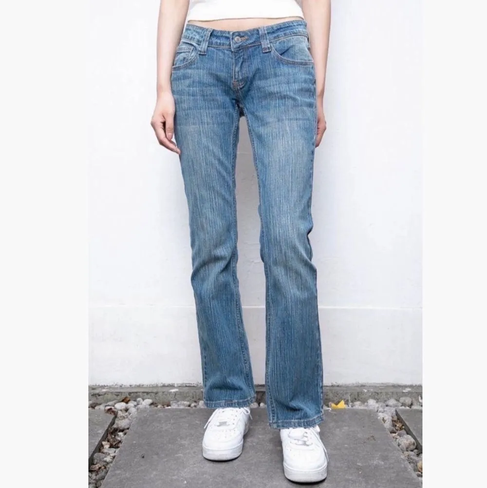 skiiitsnygga lågmidjade jeans från brandy melville som tyvärr är för lång på mig som är 153cm, aldrig använda, nypris 38.00€. Jeans & Byxor.