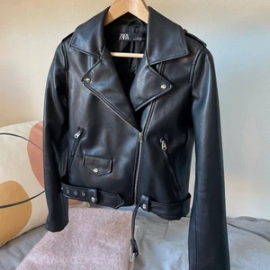 ZARA skinnjacka  - Skinnjacka i fejkskinn från Zara. Sparsamt använd, säljs för att den tyvärr inte passar mig längre. 