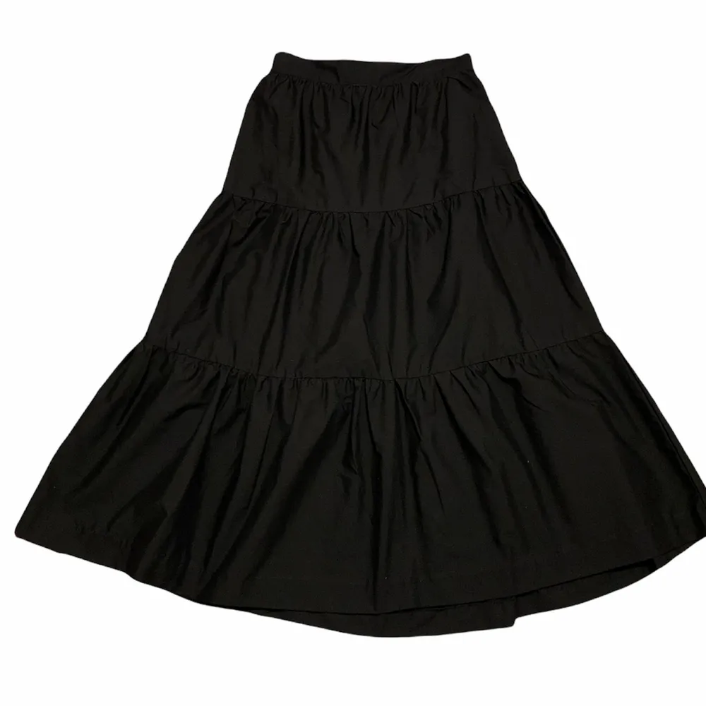 Snygg svart kjol i perfekt skick. Längden är 79cm. 💗. Kjolar.