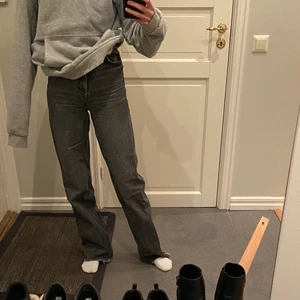 Zara jeans - Säljer dessa Zara jeans i en mörk grå färg, dem är i mycket fint skick i storlek 34 men passar mig som brukar ha storlek 36.