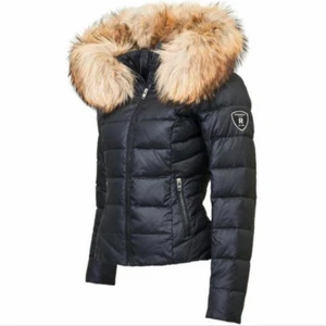 Rock and blue jacka - Säljer nu min jacka då jag köpt en ny, Använd men i mycket fint skick inga hål eller märken. Fake päls. Köpare står för frakt💗😊