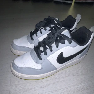 Nike court borough - Använda men inte mycket, väldigt diskret crease. Gul/gröna på undersidan. Kommer självklart tvättas innan de skickas!