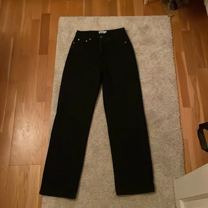 Svarta Jeans NAKD - Jag säljer ett par snygga svarta jeans, i rak modell. De sitter snyggt, och passar perfekt på mig som är 170 lång. De är i storlek 36, och har inga defekter. Jag säljer de för 300kr + frakt, kontakta mig vid intresse så kan vi diskutera pris. 