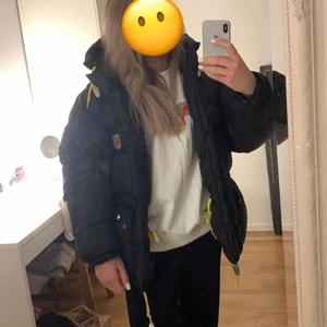 Fjällräven jacka - Säljer min fjällräven i jättefint skick därav inte kommer till användning, sitter mer som en XS/S. Ny kemtvättar. Hör endast gärna av er om ni vet att ni kan köpa den❤️den är svart. Köpt direkt för 5000
