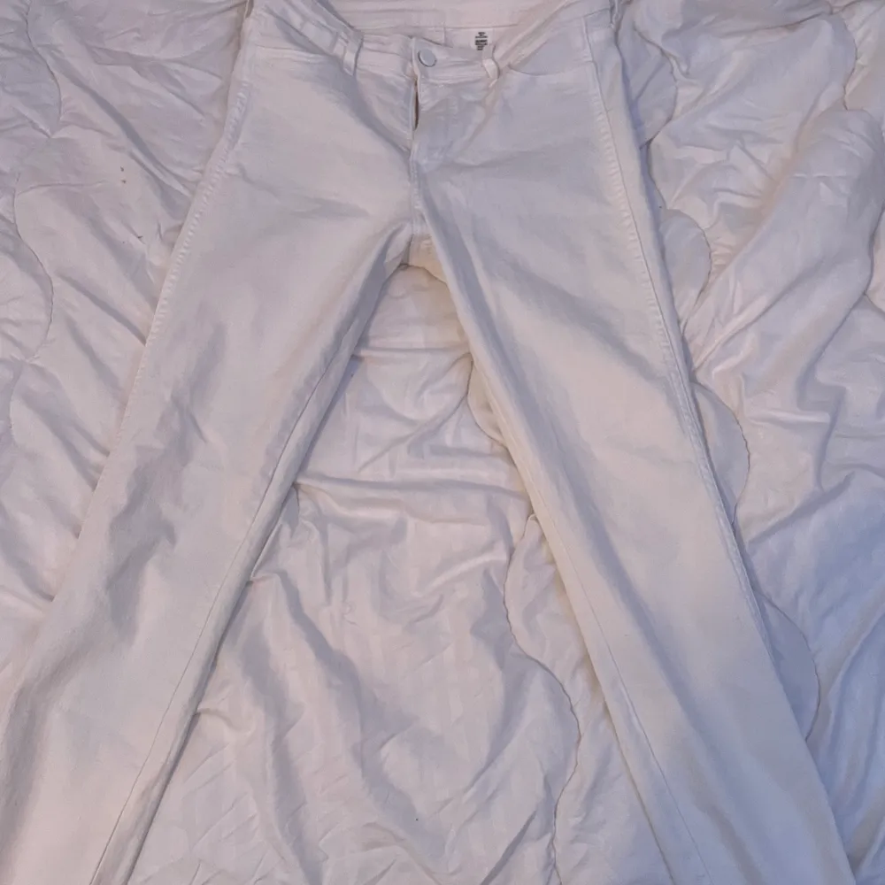 Ett par vita jeans i strl S. tight passform och använd max 2 gånger. säljer för 100kr. Jeans & Byxor.