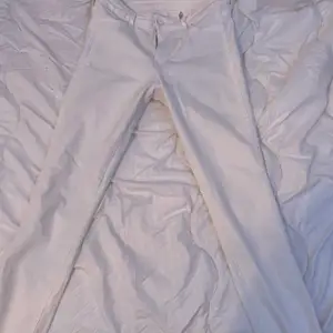 Ett par vita jeans i strl S. tight passform och använd max 2 gånger. säljer för 100kr