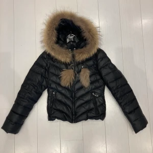 Hollies jacka - Säljer min svarta hollies jacka som ej kommer till användning längre. Har använts men är i mycket bra skick, inga defekter alls. Hur mysig och skön som hällts och super snygg!:) priset kan diskuteras! Köparen står för frakt!