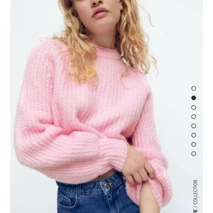 Stickad tröja zara  - Superfin stickad tröja från zara som är köpt två månader sen enbart använd 1 gång. Färgen är som på första bilden. Svårt att visa på kamera. Den är storlek M men passar mig som vanligtvis är S. Frakt 66kr tillkommer