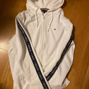 Vit kofta från Tommy Hilfiger - Säljer min vita kofta från Tommy Hilfiger, den är knappt använd och har inga fläckar! Köparen står för frakt.