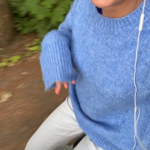Zara stickad blå tröja -  Säljer min jättefina eftertraktade tröja från zara🥲  Köptes i fjol och har använts ca 3-5 gånger men ej kommit till användning, därmed i väldigt fint skick! Strl S men passar även M. Lånade bilder förutom sista. Säljer endast vid bra bud då jag är osäker på om jag vill sälja. BUDA GÄRNA❤️‍🔥 (fortsätt buda efter 350, 750 ÄR FEL och räknas inte!)