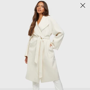 Nelly x Bianca kappa - Säljer den extremt fina Nelly x Bianca kappan. Säljer eftersom den ej såg bra ut på min kroppsform. Önska den gjorde det. Lapp finns kvar. Den är bara testad. Prioriterar snabb affär❤️