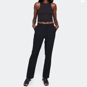 Bikbok kostymbyxor  - Kostymbyxor från bikbok, super fina men för stora på mig, köpta för 400 väldigt bra skick knappt använda. 