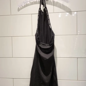Svart klänning, stl S, från Forever 21 - Svart klänning i fint skick från Forever 21 i stl S som även kan användas som stl XS. Köpt i New York för några år sedan & är endast använd ett fåtal gånger. Säljer p g a att den inte kommit till användning. Köpare står för frakt. 