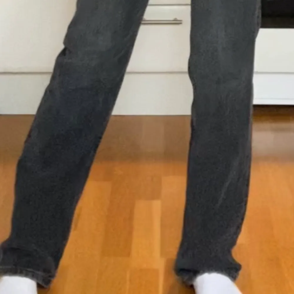 Ett par trendiga midrise zara jeans i mörkgrå färg nästintill oanvända storlek 36 . Jeans & Byxor.