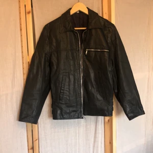 Svart faux läderjacka  - Svart faux läderjacka strl 34/36 oversize, passar XS-L. 250 kr🌹