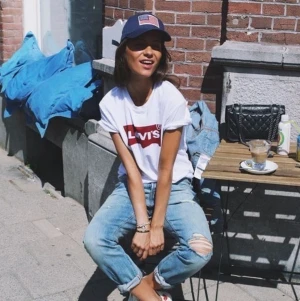 LEVIS tröja - En klassisk, trendig, äkta leviströja, vit, röd, storlek XS. Originalpris 299kr. Första bilden är en lånad inspirationsbild. Säljer för 25kr!