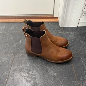 Bruna skor - Bruna skor i storlek 37, fint skick. Passa på, brunt är vinterns färg 2021🤎⏳