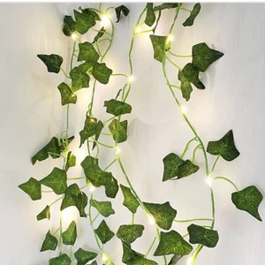 Kläng växter - Lysande kläng växter! Batterierna kommer inte med. Dom går på aa batterier och lyser mycket bra. Ingen av lamporna är trasiga. 2 m långa. Köparen betalar frakten. Kontakta via frågor och intressen