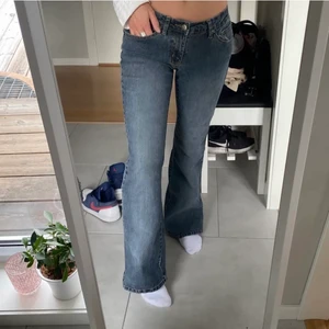 Lågmidjade jeans - Ett par jätte fina lågmidjade jeans, med jätte fin tvätt! Köpta på här, men lite korta på mig då jag vill ha de lite längre, jag är 172 passar nog någon mer under 170. Hör av dig vid frågor eller funderingar!💖💖