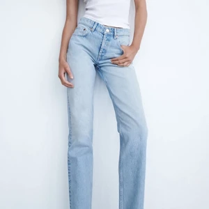 Zara jeans straight - Helt oanvända Jeans pågrund av att dom va för små för mig, lappen kvar, stl 42 men skulle säga att dom är mer som stl 38, skriv för mer bilder. Köparen betalar frakten