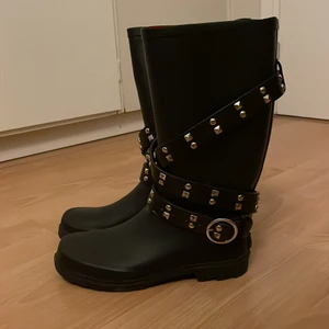 Stövlar - Säljer mina super fina stövlar som jag fick från USA 🇺🇸 väldigt trendiga Zara liknande stövlar😇