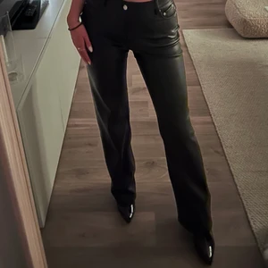 90s full lenght skinnimitation - Säljer dessa raka skinnbyxor från zara i strl 36. Endast använda en gång, säljer pga för stora. Nypris 399, säljer för 350 + frakt🦋