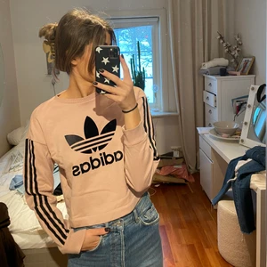 Adidas tröja  - Skulle säga att storleken är en S. Kan både mötas upp och skickas 