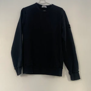 Stone Island Junior sweatshirt  - En marinblå sweatshirt från Stone Island  i storlek S som är köpt för mindre än ett år sedan för 1100kr på NK