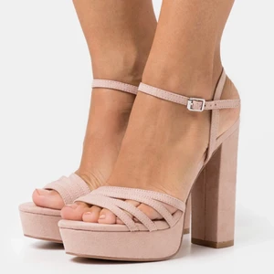 Klackar - St37 aldrig använda super snygga köpta för 400kr. Köparen står för frakten vet ej vad den ligger på- ca 80kr Pris kan diskuteras, buda