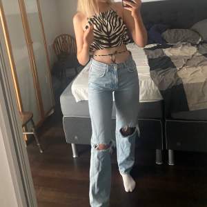 Super fina jeans från Gina i storlek 36!!💞 Sparsamt använda och i bra skick. Buda gärna! 🤛🏻🤛🏻💥