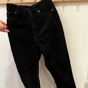 Machesterbyxor - Svarta manchesterbyxor. Raka/smala i modellen. Storlek 34.