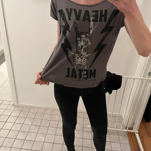 T-shirt, M  - T-shirts från Gina Tricot, hemby metal tryck, storlek M, behöver strykas