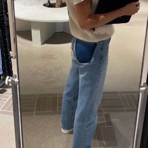 Jeans  - INTRESSEKOLL på ett par jeans som på ena fickan så har jag tagit bort själva ”fickan” och på andra fickan så har jag tillsatt ett par stjärnor💕 om någon kommer med ett bra pris så kan jag tänka mig att sälja dem💕