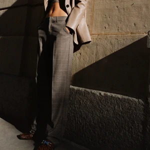 Kostymbyxa - Raka kostymbyxor i lågmidjad modell från zara, med rutigt mönster. Jättefina men de är för små för mig! (Köparen står för frakten)💓💓