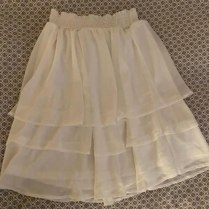 Vit volangkjol 🤍 - Vit volangkjol som är avklippt från en klänning! Den är inte använd då den är för lång på mig 🤍 passar bäst om man är lång! 