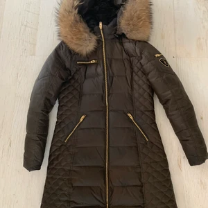 Rock and blue jacka  - En äkta rockandblue dam jacka i färgen brun med guldiga detaljer. Använd sparsamt 2 säsonger. Aldrig tvättad.. Äkta päls på luvan, därav att jag säljer den. Inget jag vill använda längre. Det är strl 38 men den är mer som en 36:à liten i storleken 