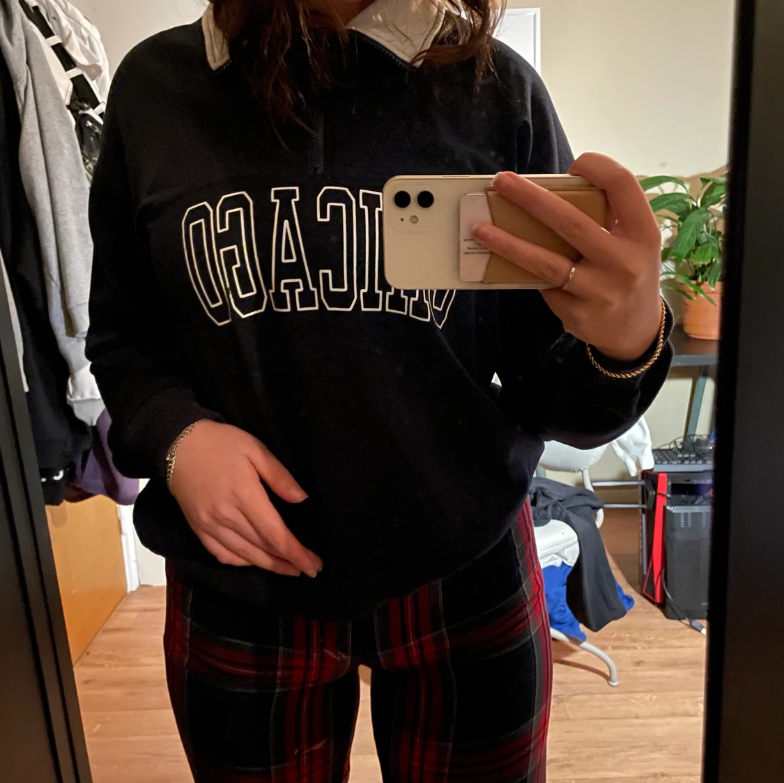 Marinblå tröja med krage