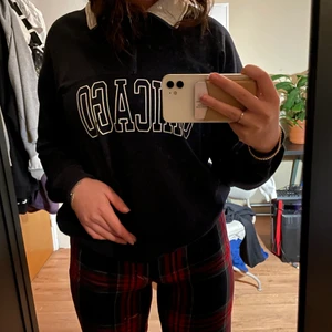 Marinblå tröja med krage - Marinblå långärmad tröja med Chicago text fram med vit krage. ❤️ Storlek M från Shein! Aldrig använd endast prövad. Bra kvalitet och material! frakt tillkommer