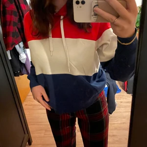 Hoodie huvtröja randig - Använd en gång, väldigt snygg hoodie i röd blå och vit 😻 skönaste tröjan både passform och materialet!! Storlek M ☺️ frakt tillkommer 