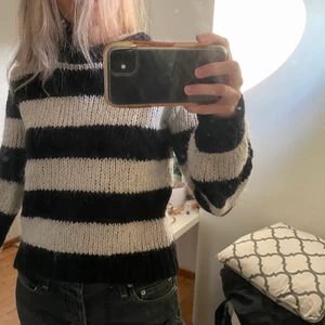 RANDIG STICKAD TRÖJA - Säljer denna fina stickade tröja från chiquelle.🖤🤍