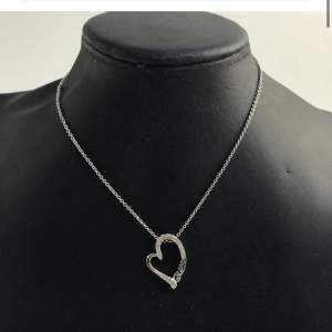 Guess halsband i silver med hjärta och strass. Väldigt fint.