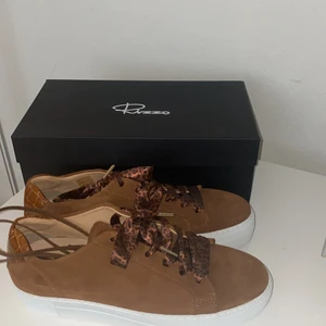 Nyskick! Sneakers - Ett par bruna mocka sneakers som aldrig använts! Har med sig två olika snören och skolåda!💞