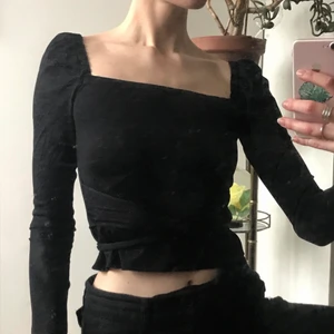 Victoriansk top - Svart top, kantig ringning och puffärm 🖤