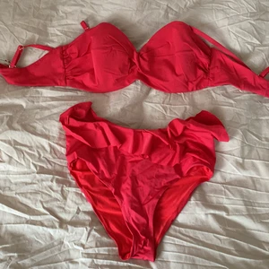Bikini - H&M - Bikini från H&M, klippt av lapparna, men tror underdelen är storlek L och överdelen 75D. Använt ca 2 gånger. Köparen står för frakten ✨