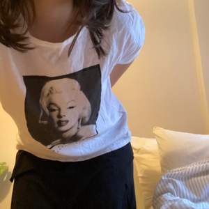 Marilyn Monroe t-shirt köpt second hand i storlek s. Jätteskön! Frakt 51kr😊
