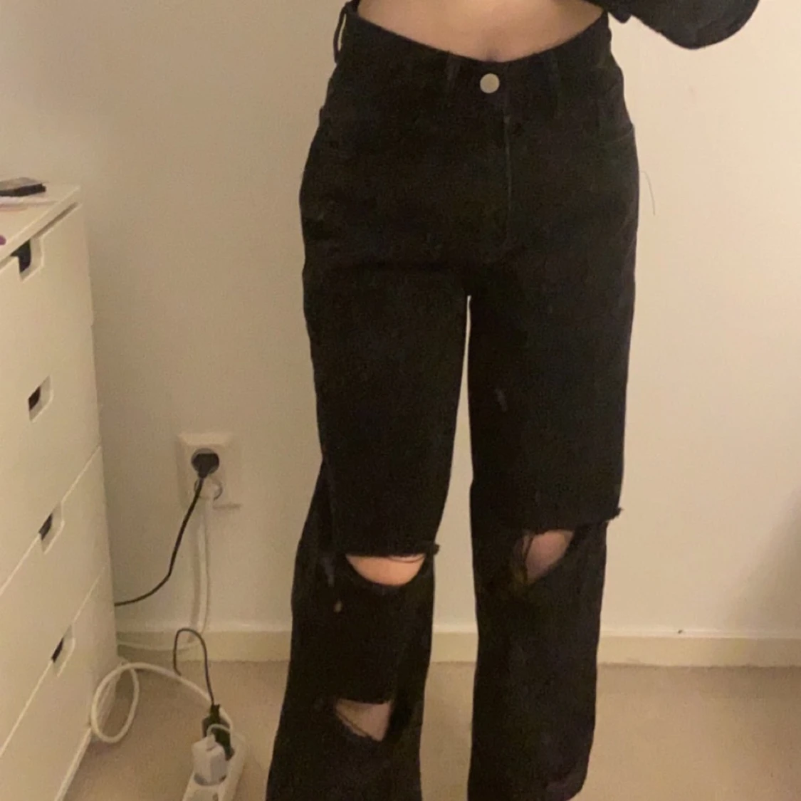 svarta högmidjade jeans