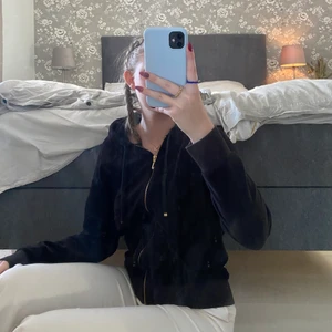 Juicy tröja  - Säljer nästan helt ny juicy couture tröja! Köpt för 1100kr på Raglady🤩 den är i svart färg och storlek S