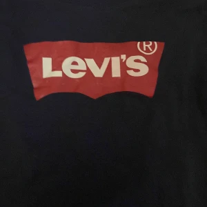levis t-shirt - säljer denna t-shirt då den aldrig kommit till användning 